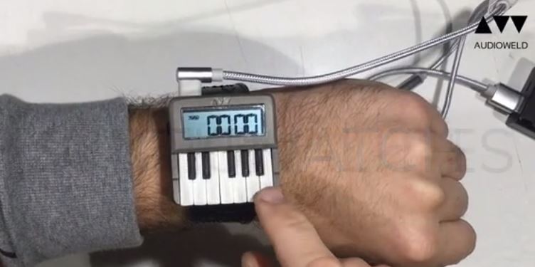 Synthwatch на руке